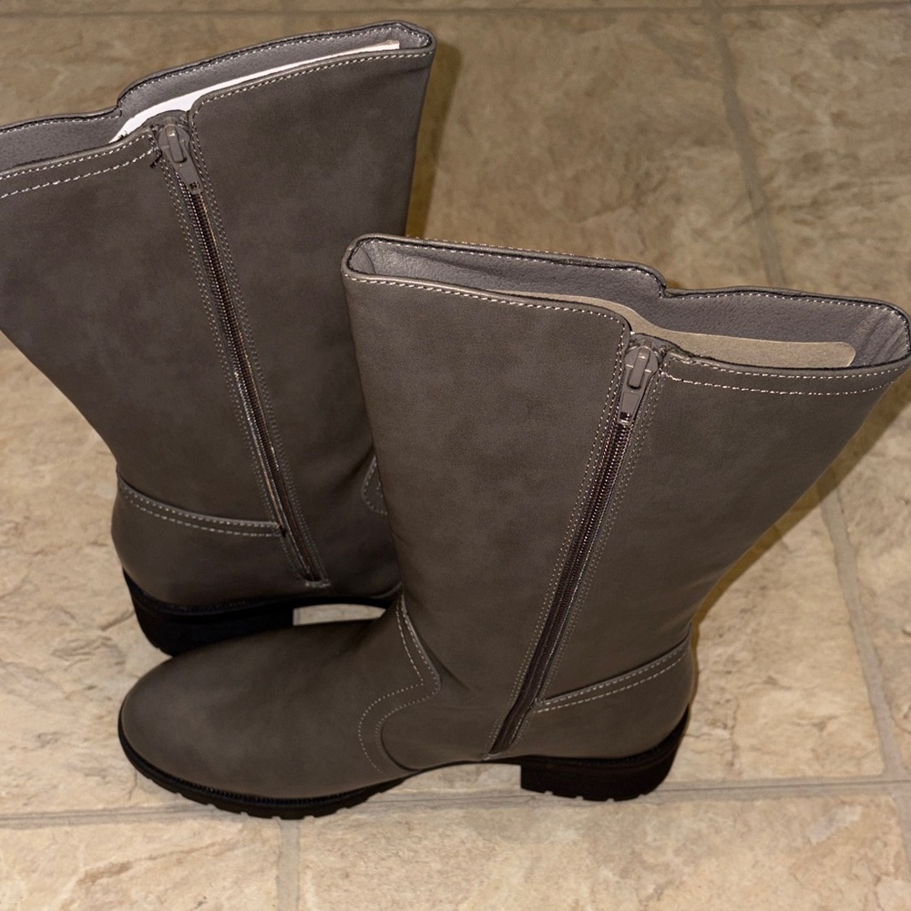 Dream Pairs size 9  Women's Grey Heeled Riding style Boots - Picture 2 of 13